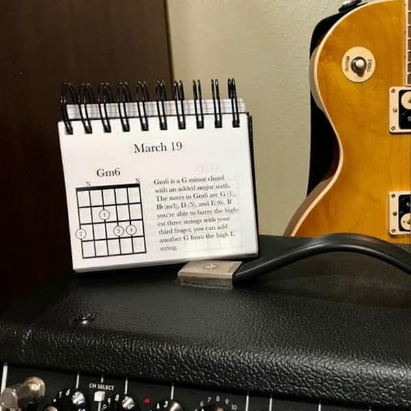 25-26 The Original 365 dagar med gitarrackordkalender - Månatlig skrivbordskalender