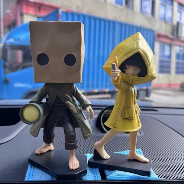 Little Nightmares: Six &amp; Vaktmästaren, Little Nightmares II: Mono Actionfigurer. Six