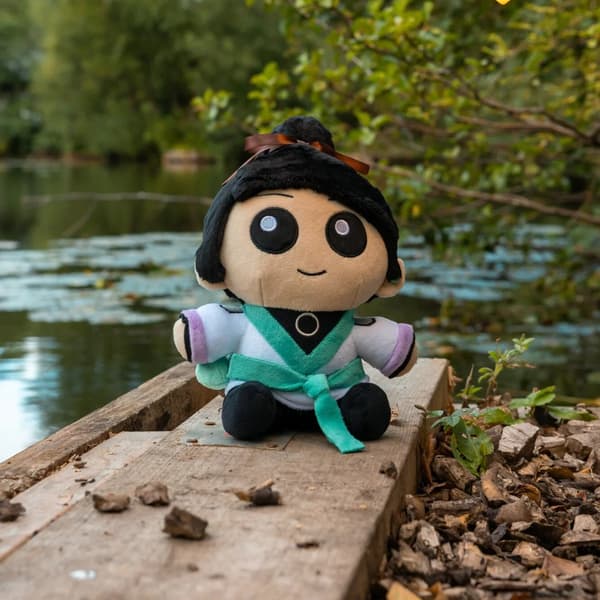 PLUSHIE DOLL VALORANT SAGE Mjuk leksak