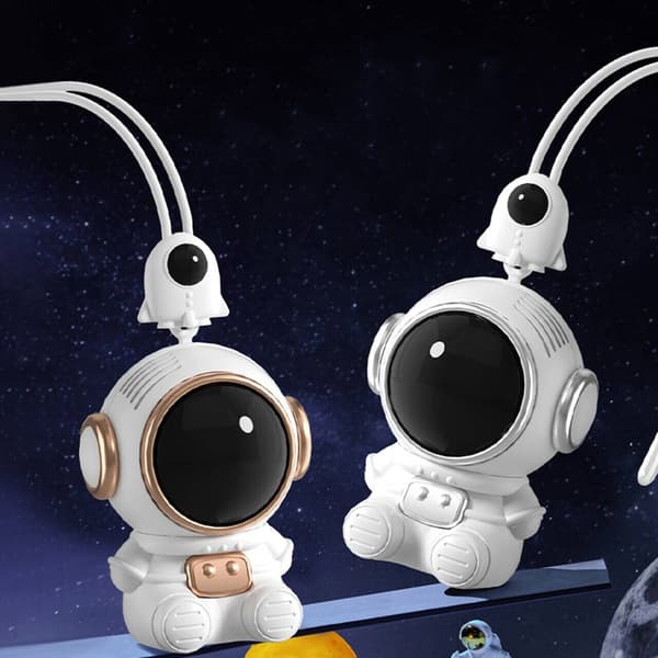 Söta astronauter som håller bladlösa fläktar, liten tyst blåsare utanför, USB laddning Silver
