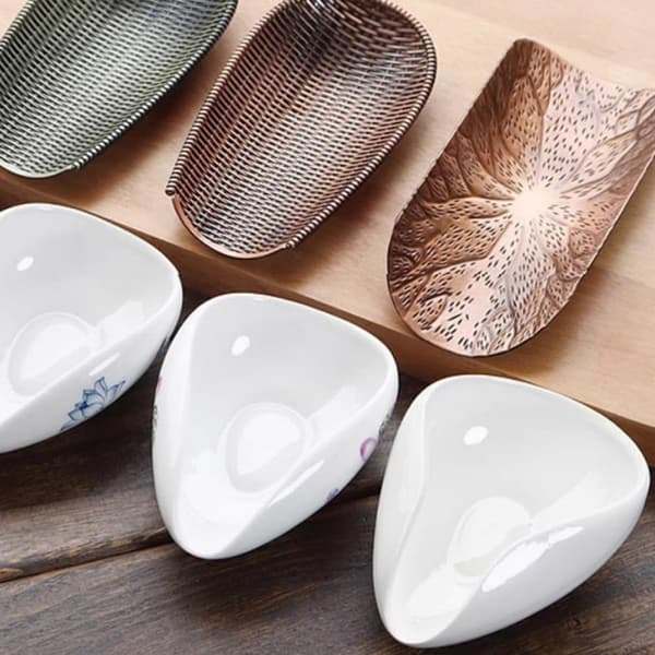Tekar i porcelæn, præsentationsbakke til løs te og vejeplade til kaffebønner