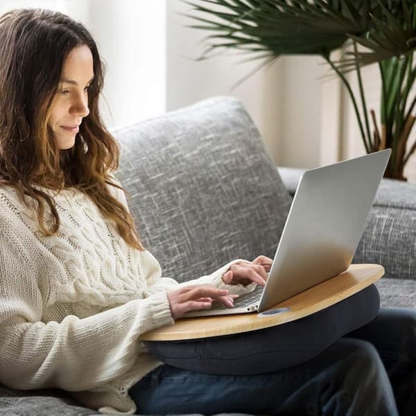 Bærbar computerstativ med pude og bambusplatform på seng og sofa, knæskrivebord med kabelhul og skridsikker strimmel, til pc, tablet op til 15,6\"