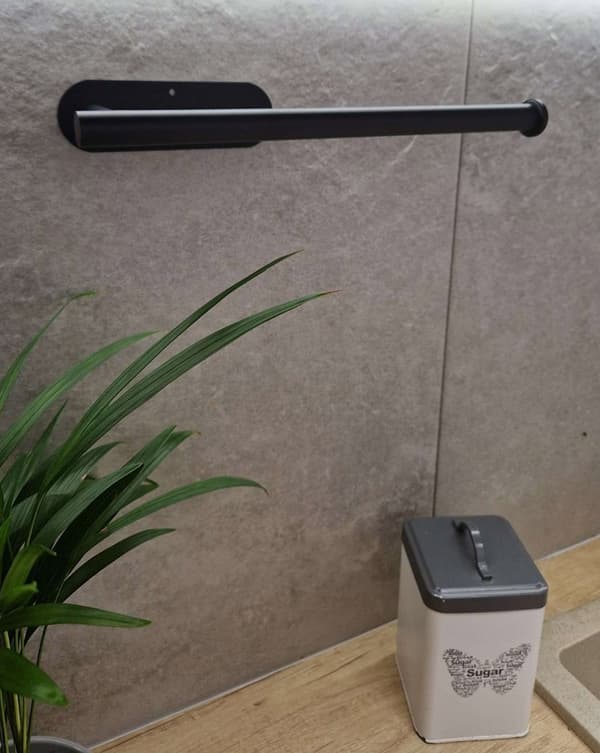 Itsekiinnittyvä talouspaperiteline 200