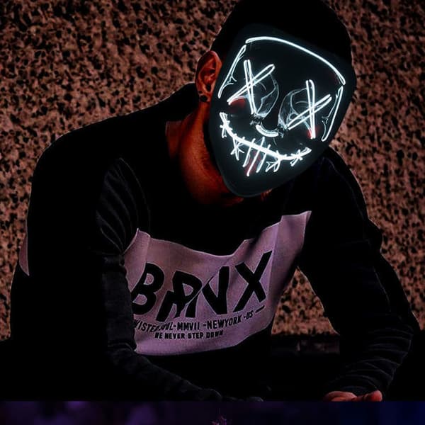 (Vit) Mardi Gras LED-rensemaske, lysende maske med 3 kontrollerbare blitzmønstre til at dekorere karnevalskostumer