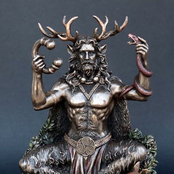 Keltisk Horngud av Dyr Harpiksstatue Underverden Statue for Hjemmehagedekorasjon Triumf 5 tommer