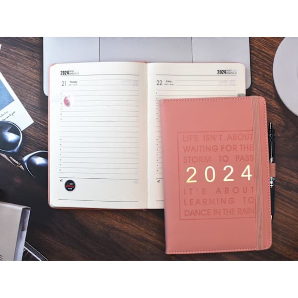 2024 365-dagers daglig planlegger, A5-kalender, én side per dag, 160 ark/320 sider, rosa