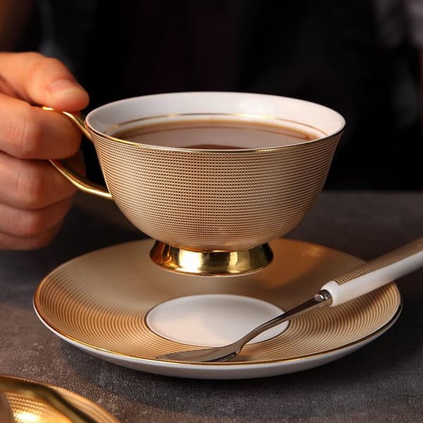 Set med kopp och fat i benporslin, 200 ml kaffekopp för eftermiddagste - Präglad textur