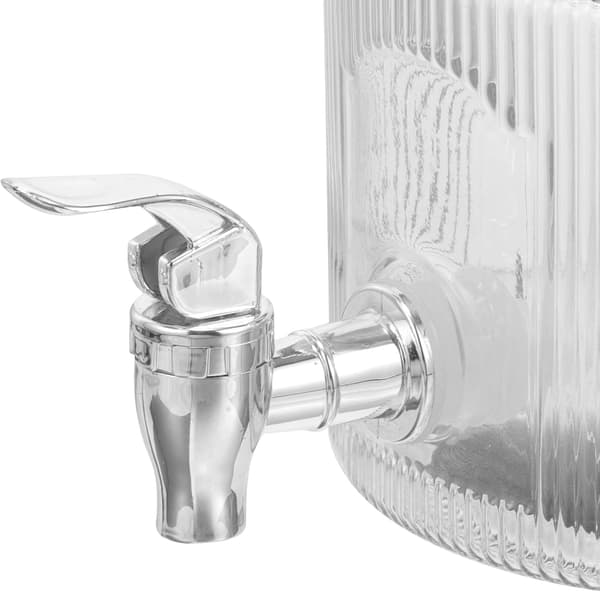 Vanndispenser i glass med tappekran for fruktte og drikkedispensering under uformell underholdning
