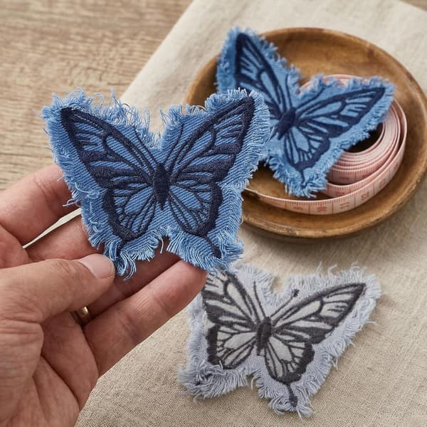 6 stk. sommerfugl-strykemerker i denim, blå brodert applikasjon