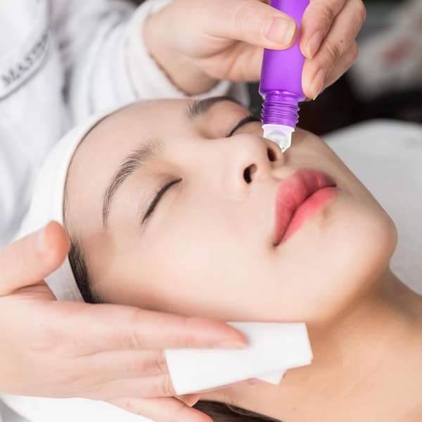 10 st 10 ml lila glasflaskor med roll-on i rostfritt stål, påfyllningsbara eteriska oljor för ögonkräm och resekosmetika