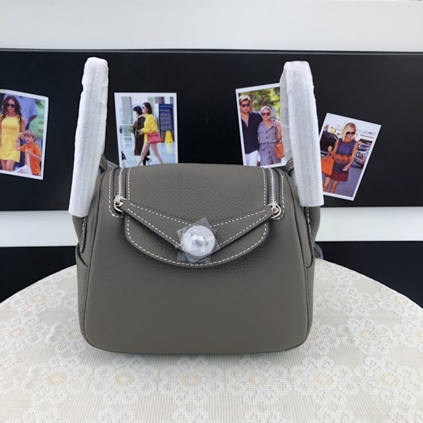 Lindy Mini Messenger Väska i Ko-Läder för Kvinnor Äkta Läder Axelväska Grå med Stor Guldknapp 26cm Large gray gold button 26cm