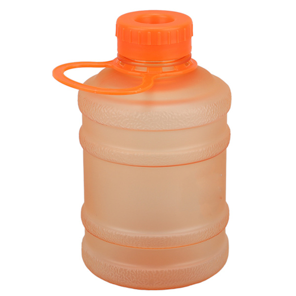 650 ml juomakannu Kannettava Himmeä muovi Suurikapasiteettinen Söpö urheiluvesipullo kantokahvalla Oranssi