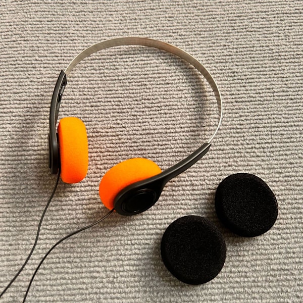 Hodetelefoner i retrostil, Walkman-hodetelefoner, retro nostalgiske hodetelefoner, hi-fi stereo svarte og oransje øreputehodetelefoner