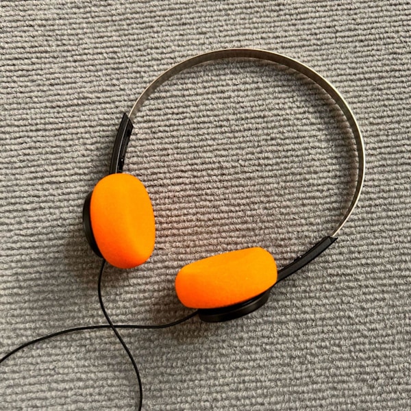 Hodetelefoner i retrostil, Walkman-hodetelefoner, retro nostalgiske hodetelefoner, hi-fi stereo svarte og oransje øreputehodetelefoner