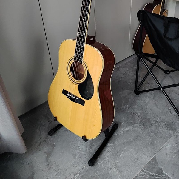 Sort, sammenklappeligt guitarstativ til gulv, let og transportabelt design, forhindrer ridser og skader