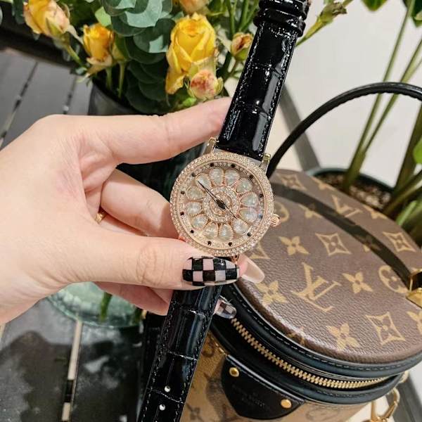 Damklocka Roterande Urtavla Diamant Lätt Lyx Damklockor Läderrem Analog Display Elegant Kvarts Armbandsur för Kvinnor