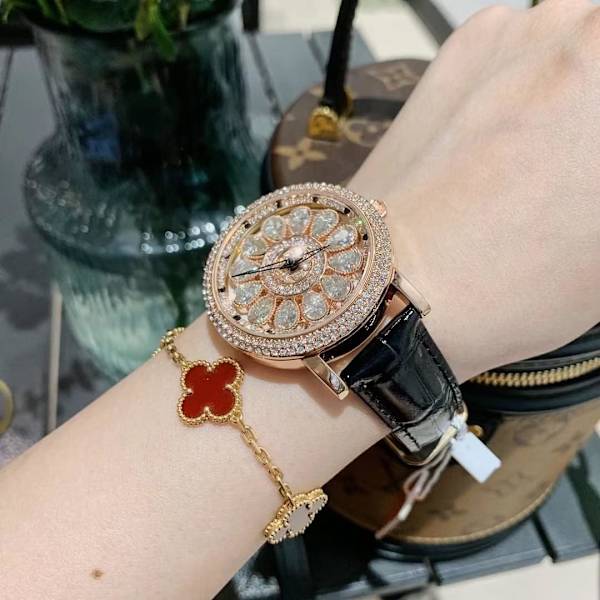Damklocka Roterande Urtavla Diamant Lätt Lyx Damklockor Läderrem Analog Display Elegant Kvarts Armbandsur för Kvinnor