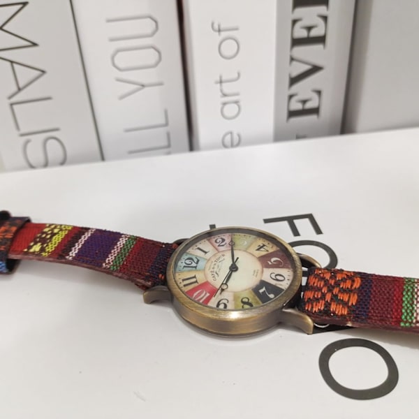 Kreativ flerfärgad klocka för kvinnor, vävd rem, regnbågsmönster, damklocka, Boho Hippie-klocka, avslappnad stil, underbar damgåva