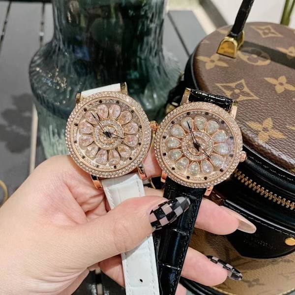 Damklocka Roterande Urtavla Diamant Lätt Lyx Damklockor Läderrem Analog Display Elegant Kvarts Armbandsur för Kvinnor
