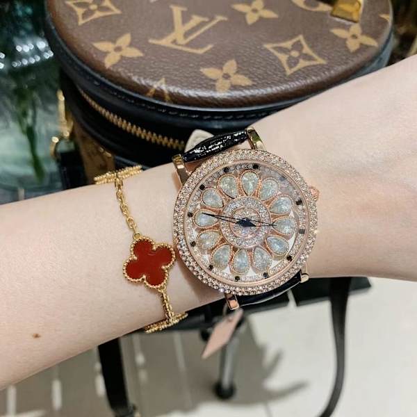 Damklocka Roterande Urtavla Diamant Lätt Lyx Damklockor Läderrem Analog Display Elegant Kvarts Armbandsur för Kvinnor