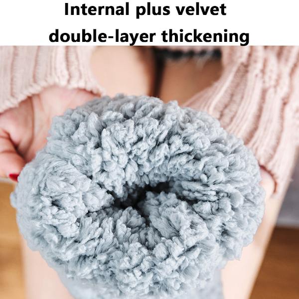 Par af bløde og behagelige varme fluffy hjemmesokker til jul