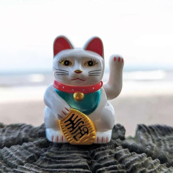 Lykkekatt Mini Maneki-neko Vinkende Katt Solar 5cm (LGL) White