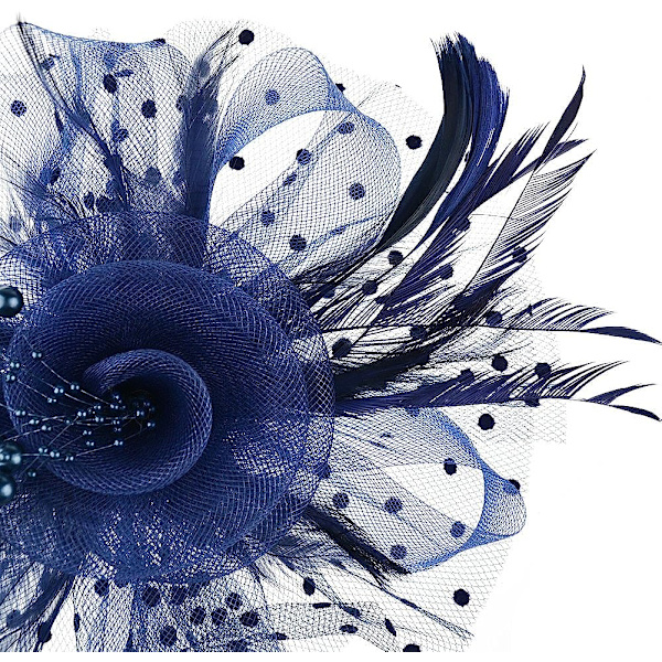 Fascinator-hatt, blomster, nettbånd og fjær på et splittet klipshodebånd, cocktail- og tebordshodeplagg for jenter og kvinner