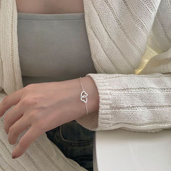 Minimalistiskt armband med två sammanlänkade hjärtan - Fint smycke