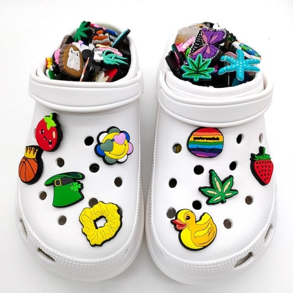100 stycken tecknade skoberlocker för Crocs Jibits Bubble Slides Sandaler PVC Skodekorationer