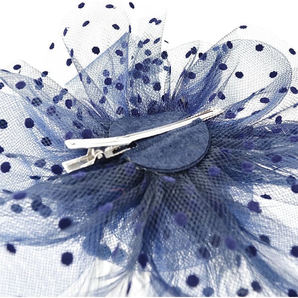 Fascinator-hatt, blomster, nettbånd og fjær på et splittet klipshodebånd, cocktail- og tebordshodeplagg for jenter og kvinner