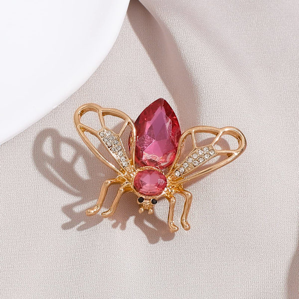 Eleganttiset rintaneulat naisille