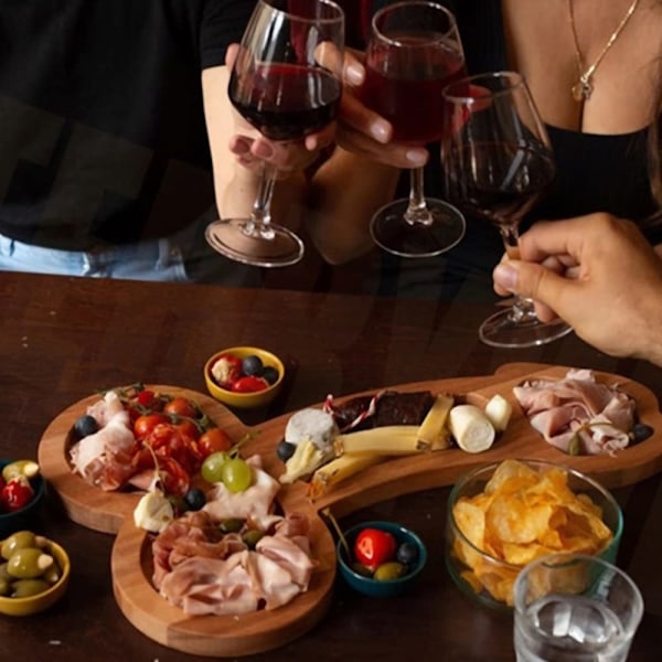 Ost- och korthållsbricka i trä med vin och korv, stor small-right