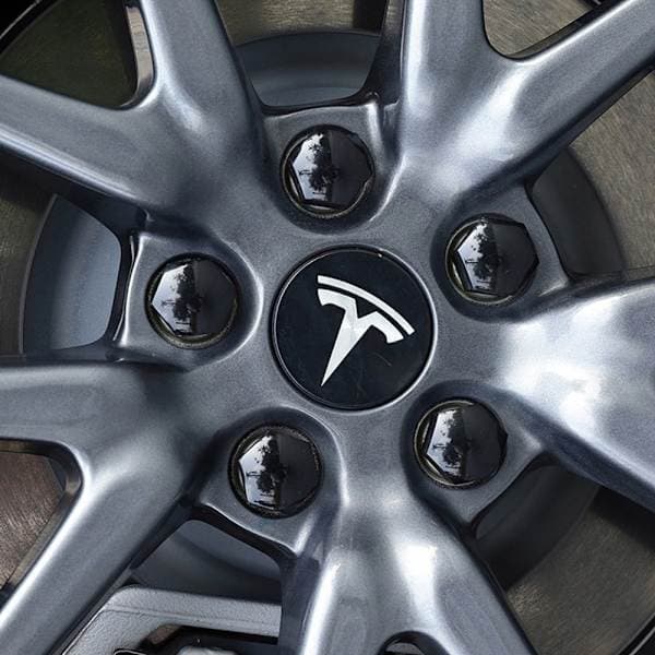 4-pak - Tesla hjulkapsler / hjulnavsemblemer Black/silver