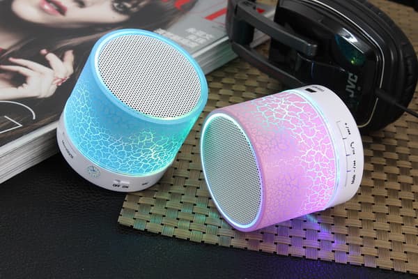 Mini trådløs højttaler med farverig LED (blå)