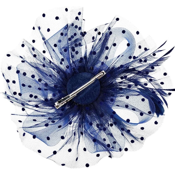 Fascinator-hatt, blomster, nettbånd og fjær på et splittet klipshodebånd, cocktail- og tebordshodeplagg for jenter og kvinner