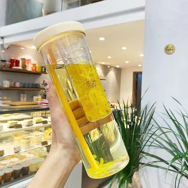 Högkvalitativ sugrörsflaska för studenter, förtjockad fallsäker PC-mugg med teinfuser och bärrep Beige 700ml