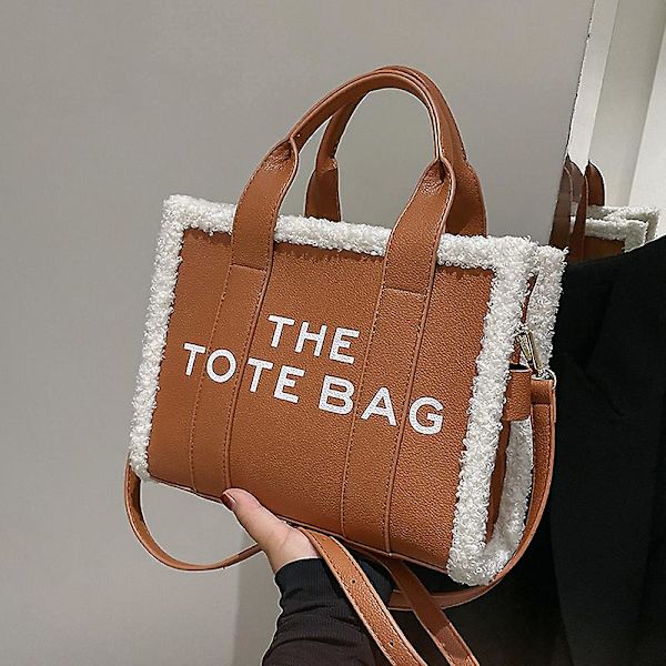 Väska för kvinnor vinter designer lammull PU mode bokstäver handväskor damer lyx axel crossbody väska brun