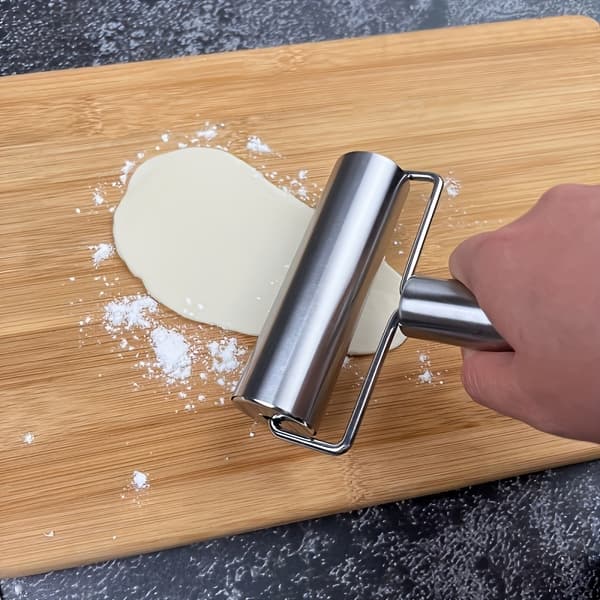 Pizzadejsrulle i rustfrit stål med håndtag, perfekt til hjemmebagning
