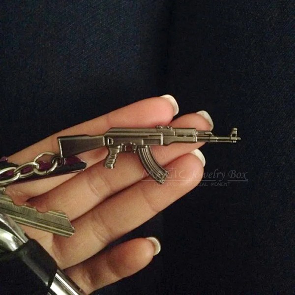 Uutuus Counter Strike Pistooli Ak47 Avainrengas Miehille Koriste Awp Kivääri Tarkka-ampuja Cs Go Saber Miesten Laukku Avainrengas Korut Muistoesineet 17