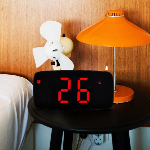 Digital LED-väckarklocka Dubbla larm Dimmer USB/Batteri Mini Bordsklocka - Svart Rood
