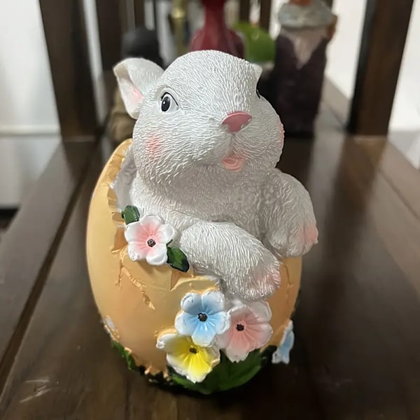 1 stk Kaninpynt, Vårfestival Påskekanin Holder Egg Reddik Hjemmedekorasjon