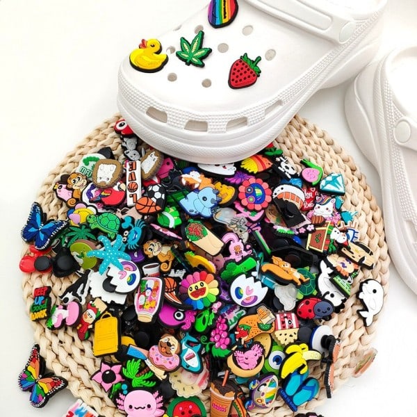 100 stycken tecknade skoberlocker för Crocs Jibits Bubble Slides Sandaler PVC Skodekorationer