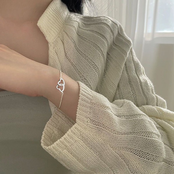 Minimalistiskt armband med två sammanlänkade hjärtan - Fint smycke
