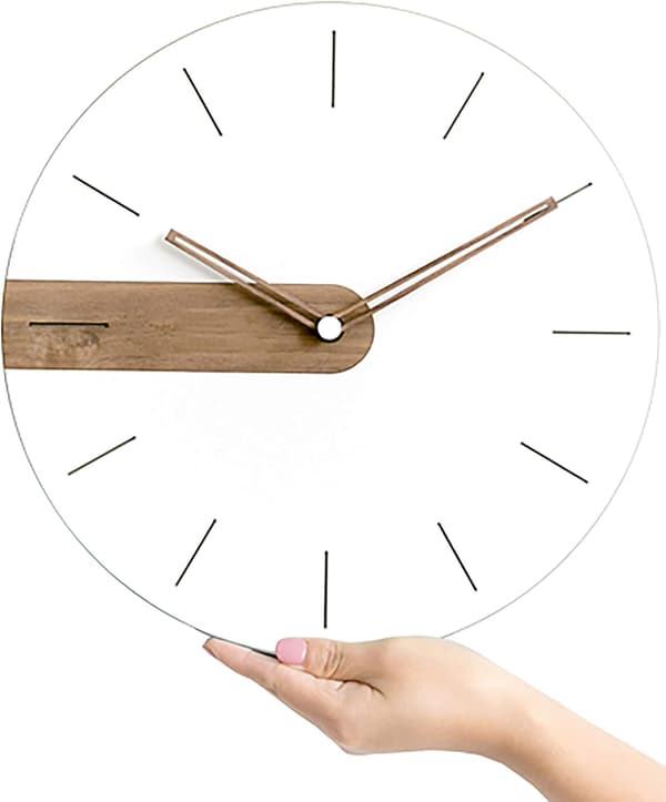 Moderni minimalistinen äänetön seinäkello näkyvillä puuelementeillä, numeroton