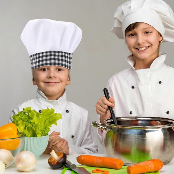 1 sett unisex kokkeuniform for barn, kortermet bluse med forkle og hatt