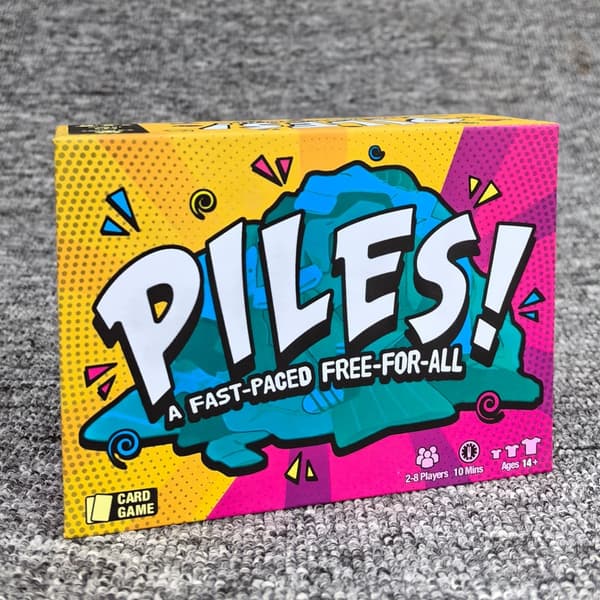Engelsk version af Piles! Et tempofyldt alle-mod-alle kortspil