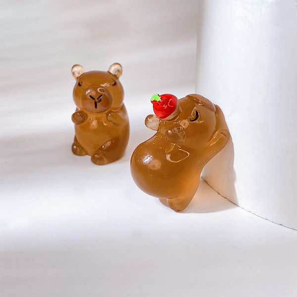 2 Styck självlysande Mini Capybara Resin Miniatures Glow At Night Fair