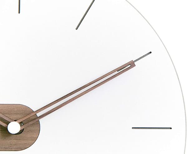 Moderne minimalistisk lydløs vægur med synlige træelementer uden tal