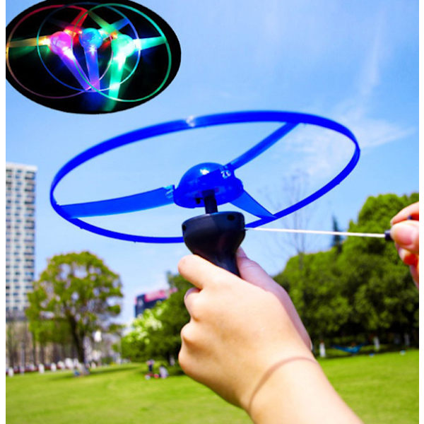 1. Lentävä UFO-lelu vetolangalla, propellilelu, ulkolelu, täydellinen lapsille ja aikuisille Three lights