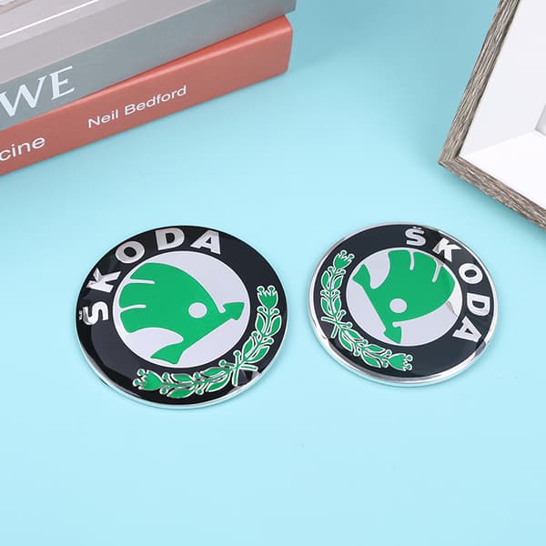 8CM 9CM Grön ABS Emblem för Skoda Bil Huvud Främre Bakre Bagageutrymme B A